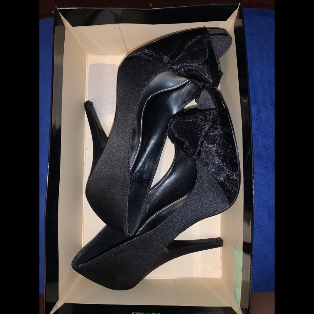BLACK HEELS WITH BOW ON TOP
